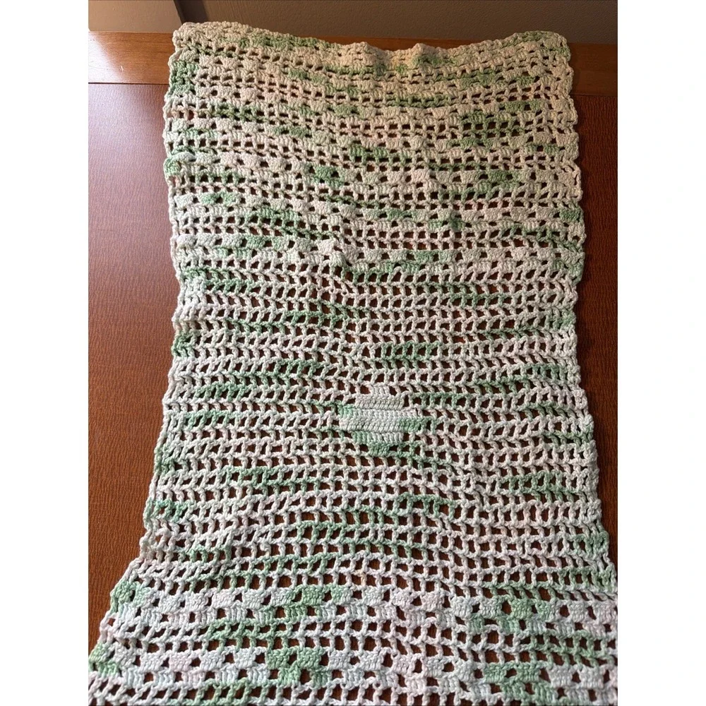 Vtg Crocheted‎ Dresser Scarf Mint Green 24